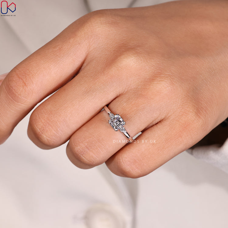 Prong setting diamond ring in white gold.
