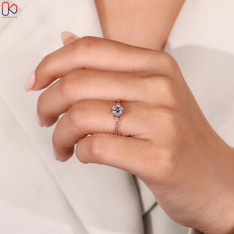 Six claw prong setting round diamond engagement ring.
