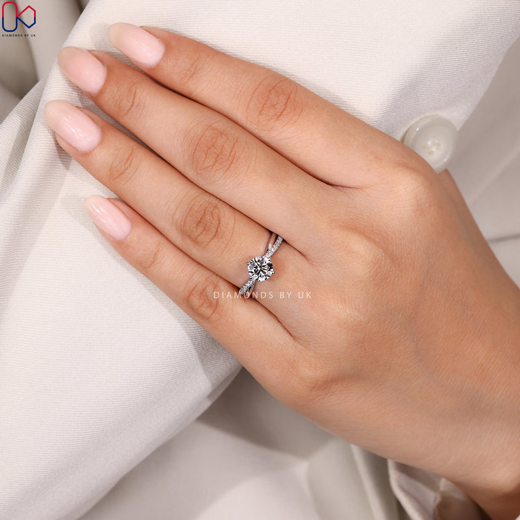 4 prong setting ring with round cut diamond.
