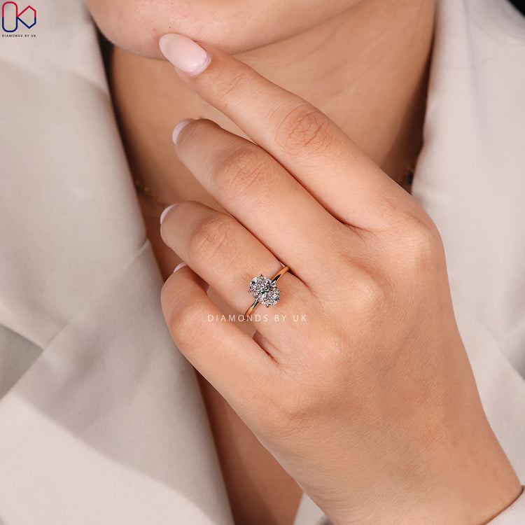 4 prong claw setting securing oval diamond.
