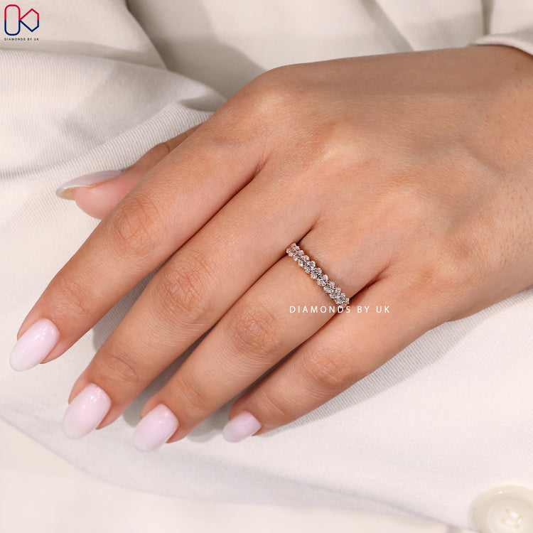 Prong setting yellow gold oval diamond band.
