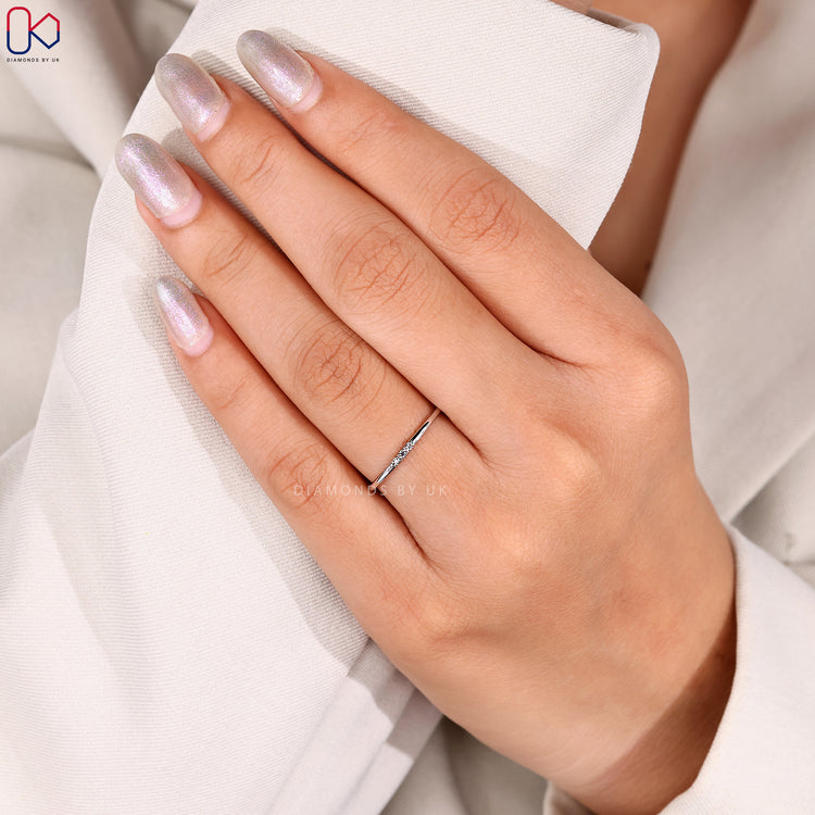 Prong setting wedding band with 3 round diamonds.
