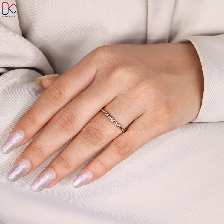 Diamondsbyuk band with oval and round diamonds.
