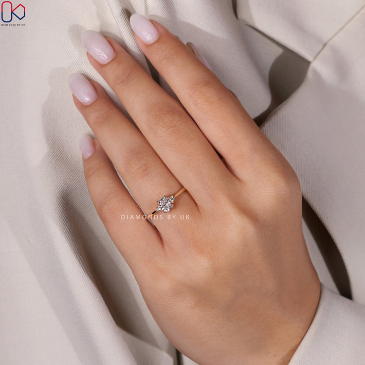 Handmade ring with yellow gold and double claw prongs.
