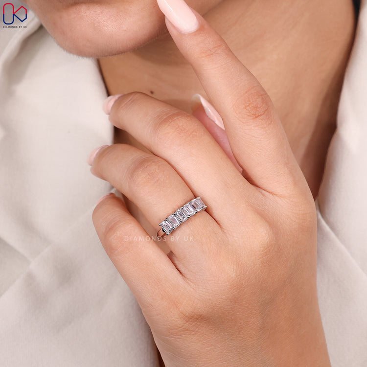 Diamondsbyuk wedding band in white gold.
