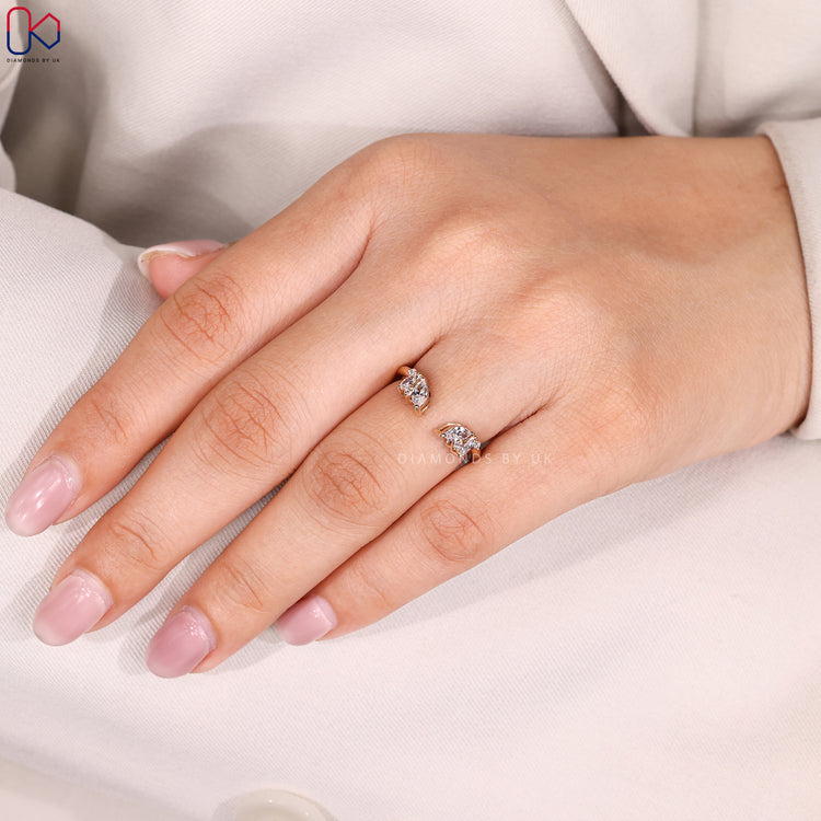 Diamondsbyuk band with marquise and round diamonds.
