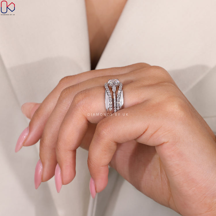 4 prong setting ring holding a central round cut diamond.
