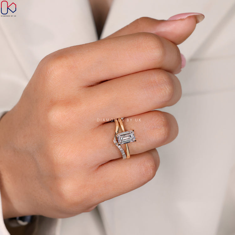 Solitaire engagement ring featuring a single round cut diamond.
