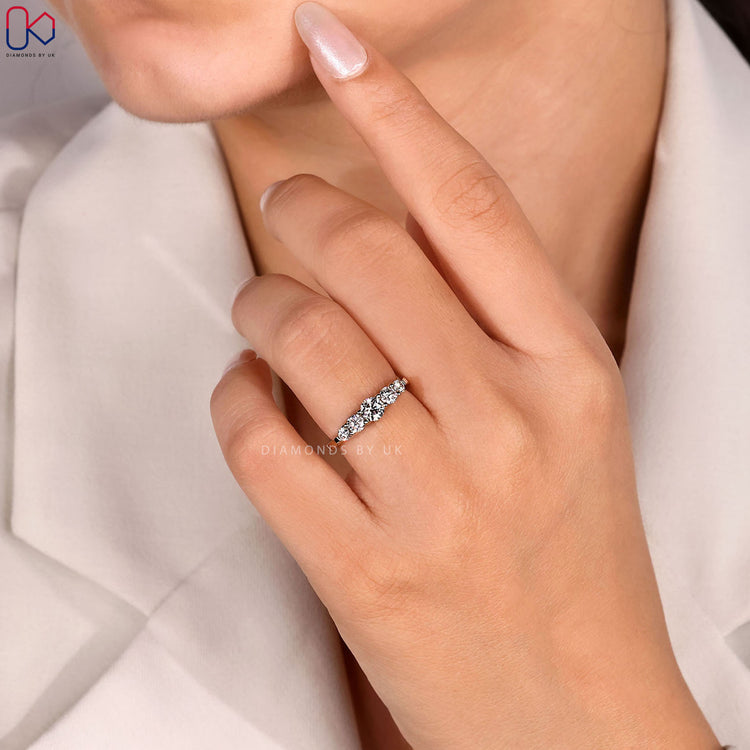 Trellis setting band with round diamonds.
