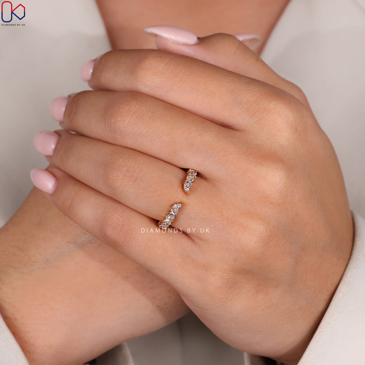 Diamondsbyuk band with marquise and round prong details.
