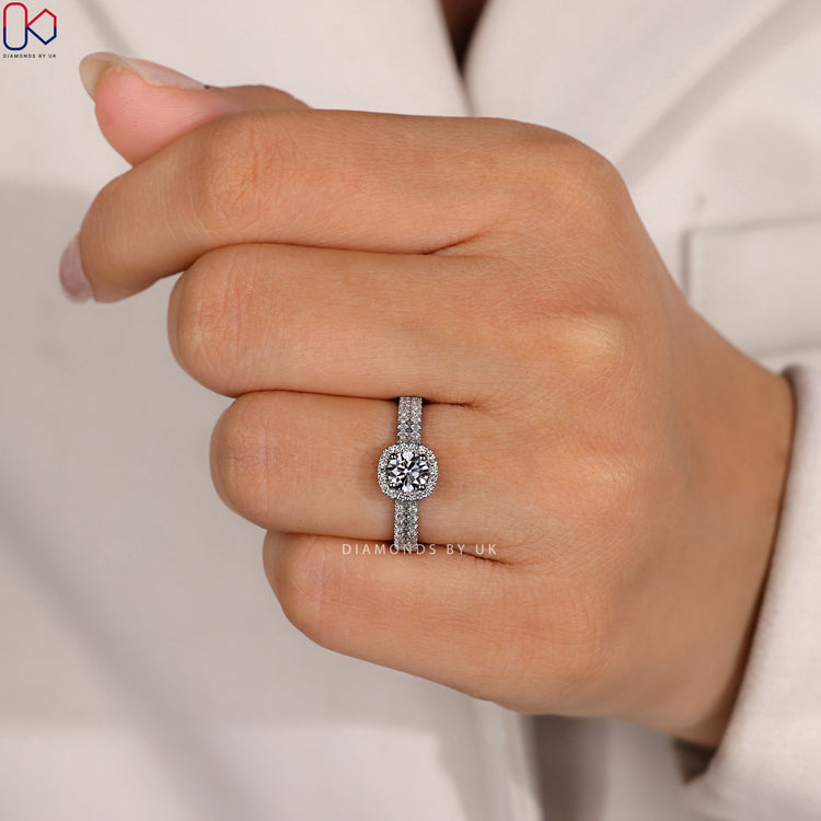 IGI certified round diamond ring with unmatched brilliance and clarity.
