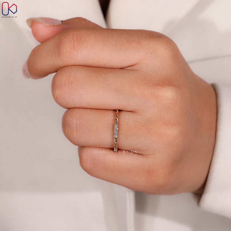 Full eternity band with round diamonds.
