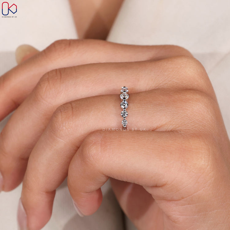 Diamondsbyuk band created with high-quality round diamonds.
