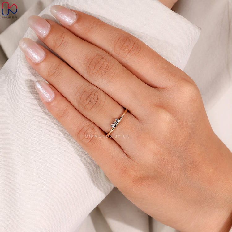 Minimalist wedding band in yellow gold.
