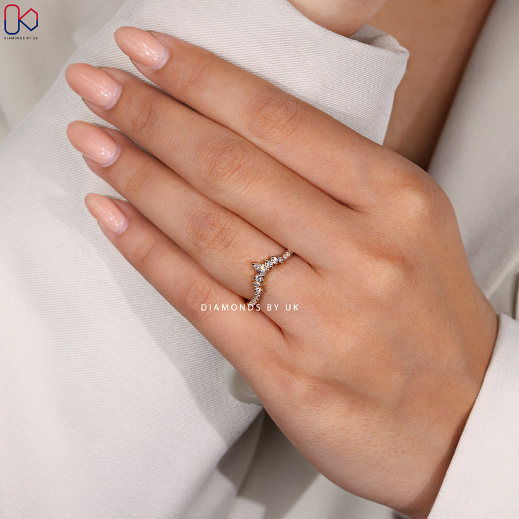 Diamondsbyuk wedding band in curved design.
