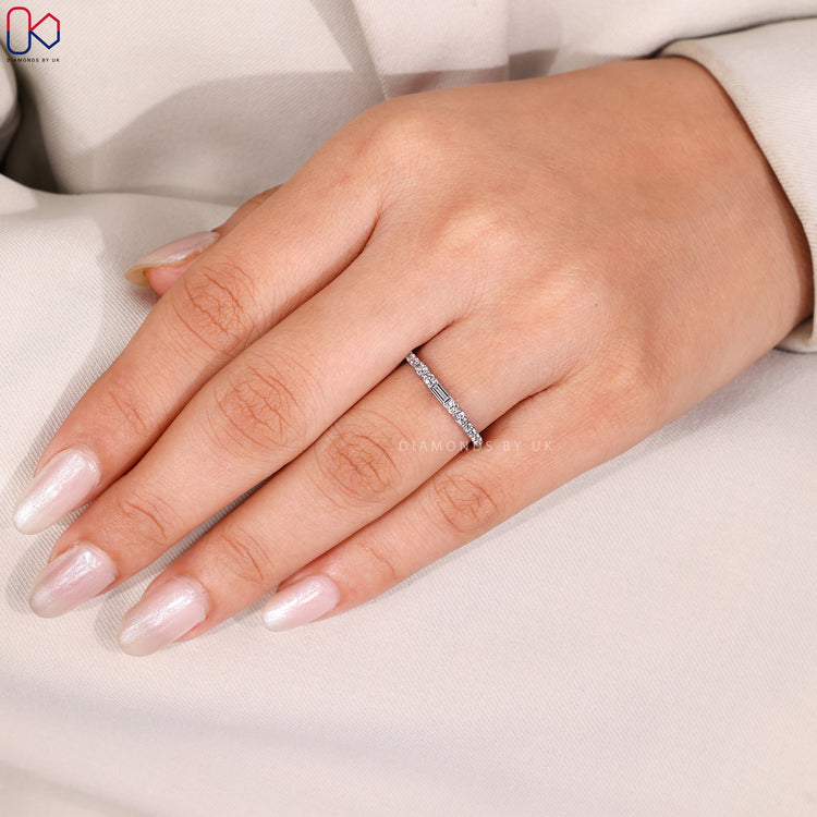 Diamondsbyuk band with baguette and round diamonds.
