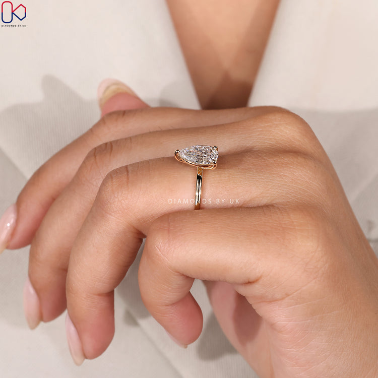 Prong setting pear cut diamond engagement ring.
