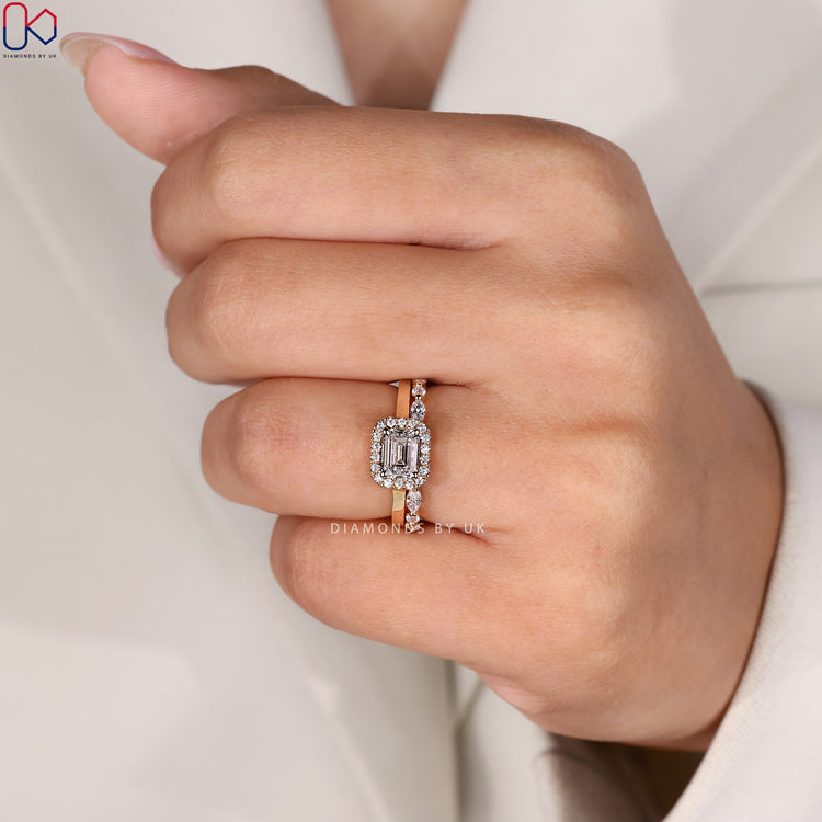Halo diamond ring featuring a central diamond surrounded by smaller stones.
