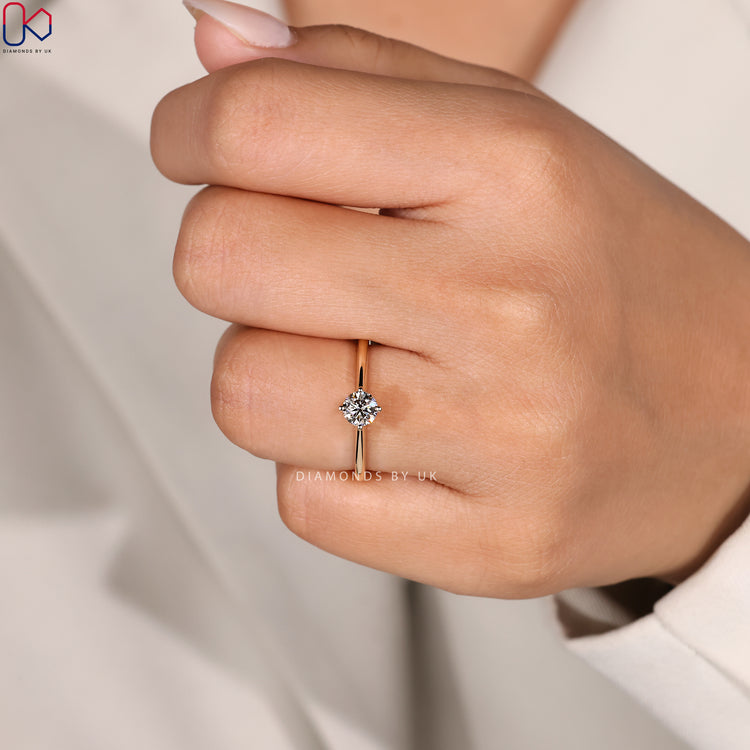 Buy round cut diamond engagement ring online.
