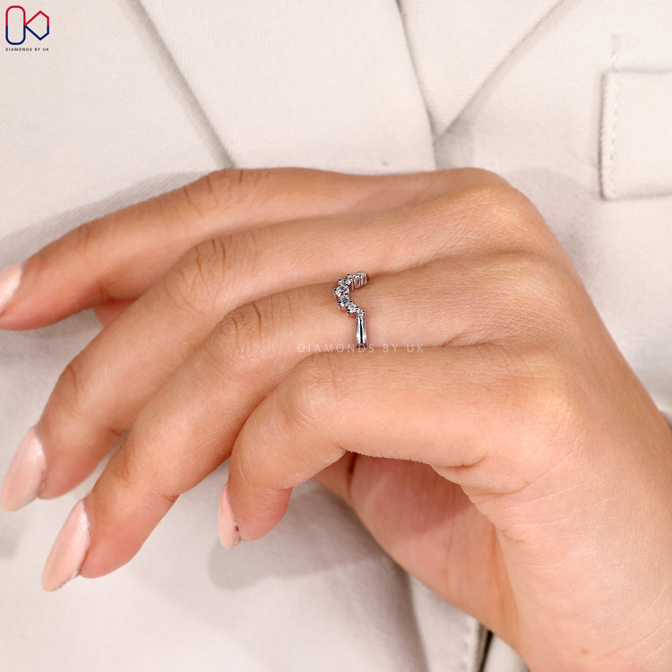 Prong setting wedding band with tiara style.
