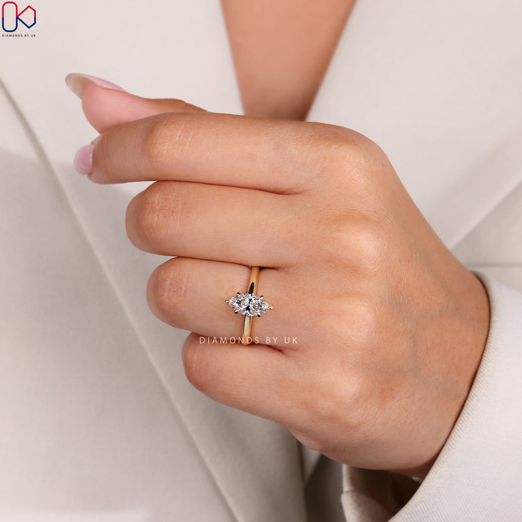 6-claw prong ring featuring a stunning diamond.
