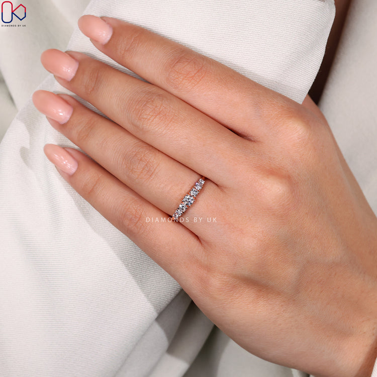 Diamondsbyuk band with 4 prong setting and round diamonds.
