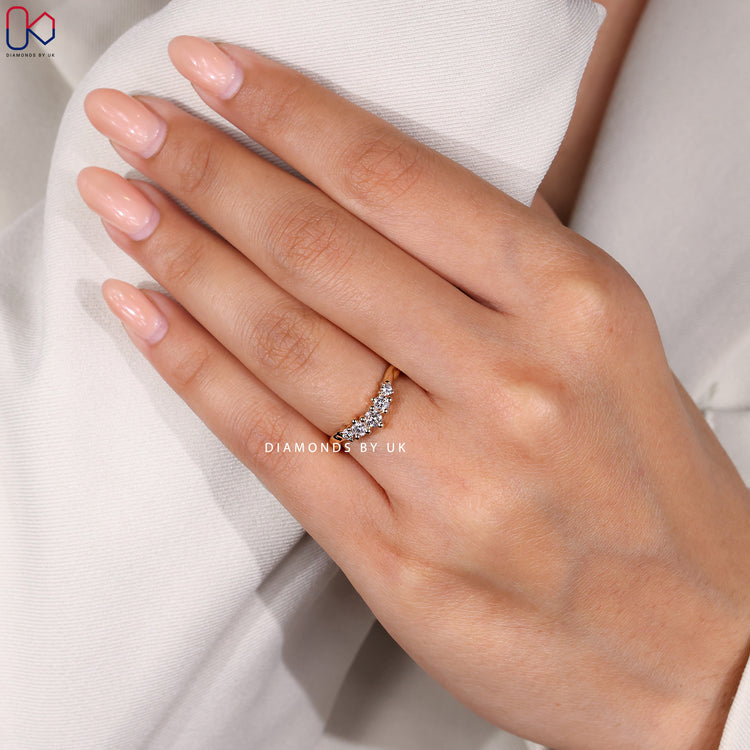 Prong setting yellow gold 5 stone diamond band.
