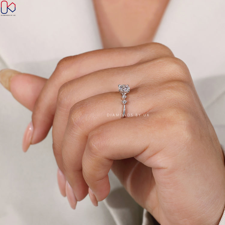 4-claw prong setting on a round diamond engagement ring in white gold.
