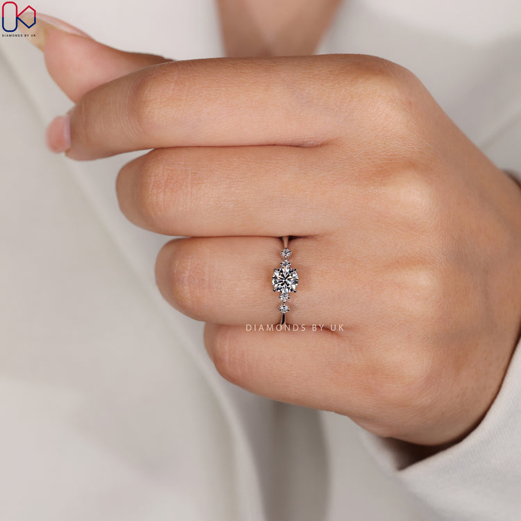 Round brilliant ring featuring sparkling diamonds in a timeless design.
