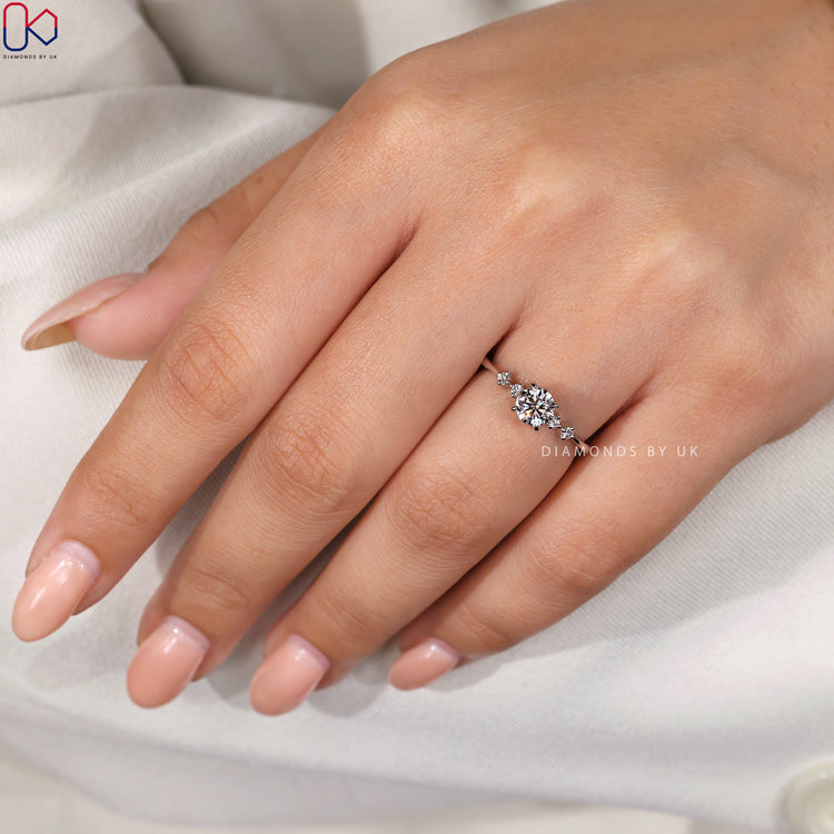 Buy engagement ring with a stunning round brilliant diamond in white gold.
