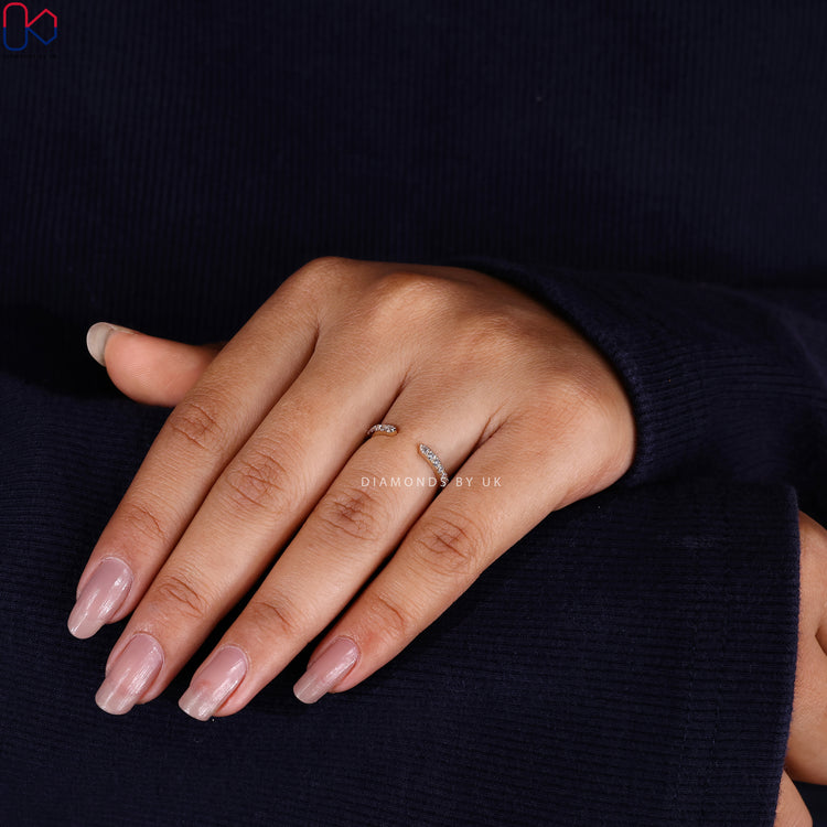Lab grown diamond in a round shape, set in a yellow gold wedding band.