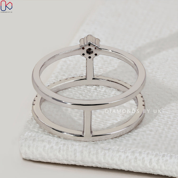 Round diamond band with parallel band union design.