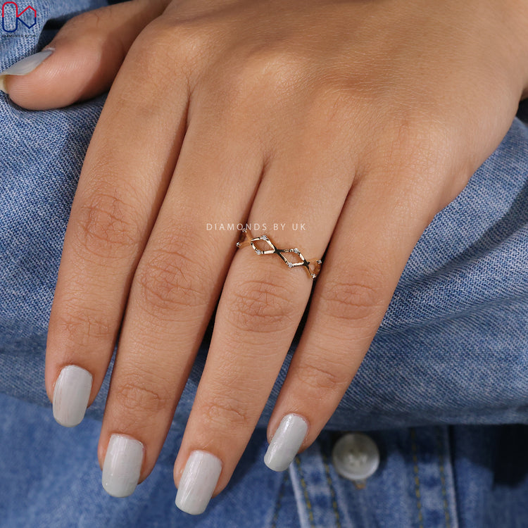 Round diamond band with zigzag style by Diamondsbyuk.
