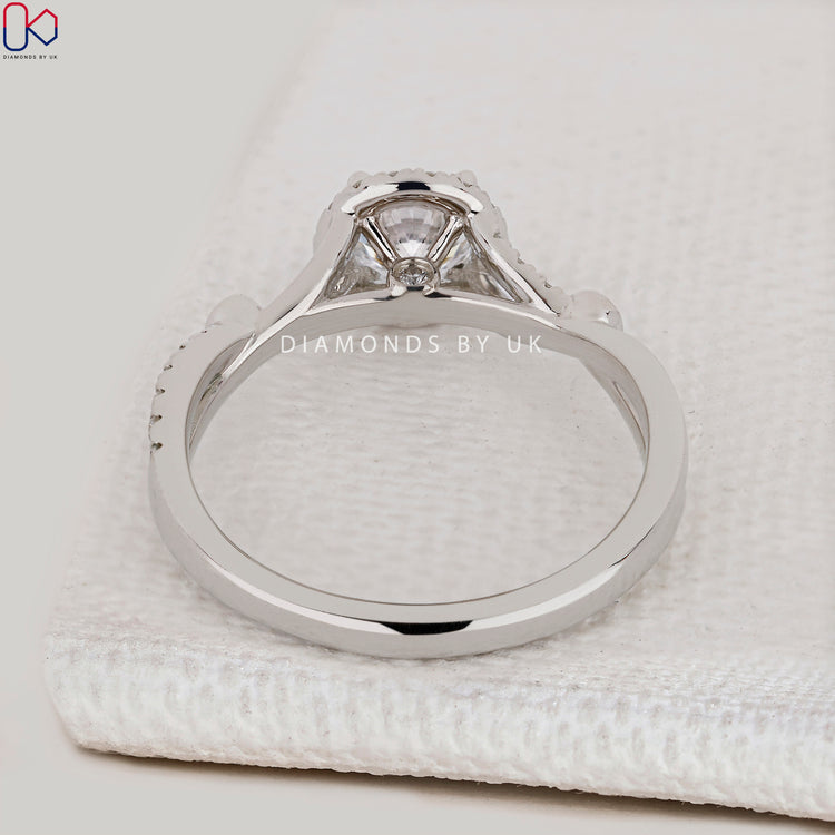 IGI Certified round cut engagement ring design.
