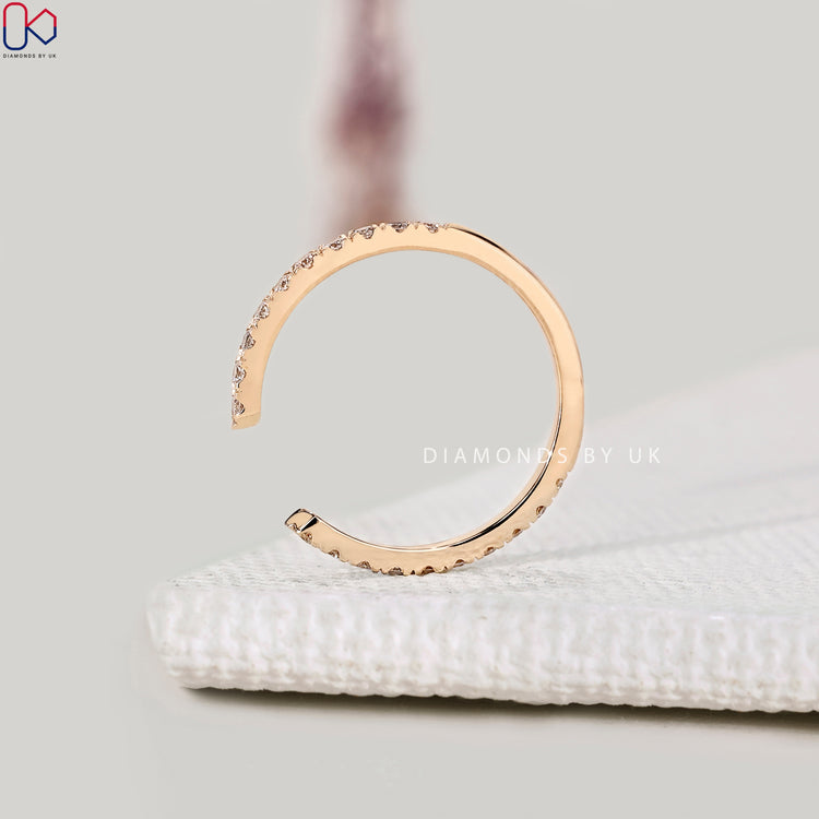 Jewellery gift for her – a round diamond wedding band in yellow gold.

