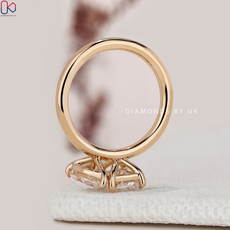 Toi et Moi ring with claw prong setting style.
