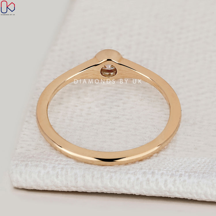 IGI Certified minimalist round diamond ring.