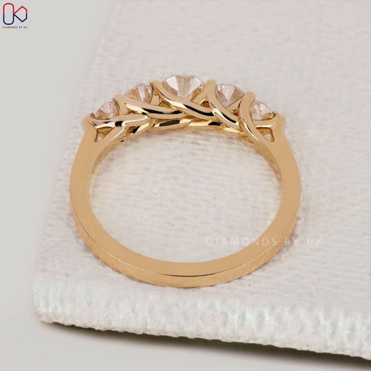 Diamondsbyuk band with round diamonds.
