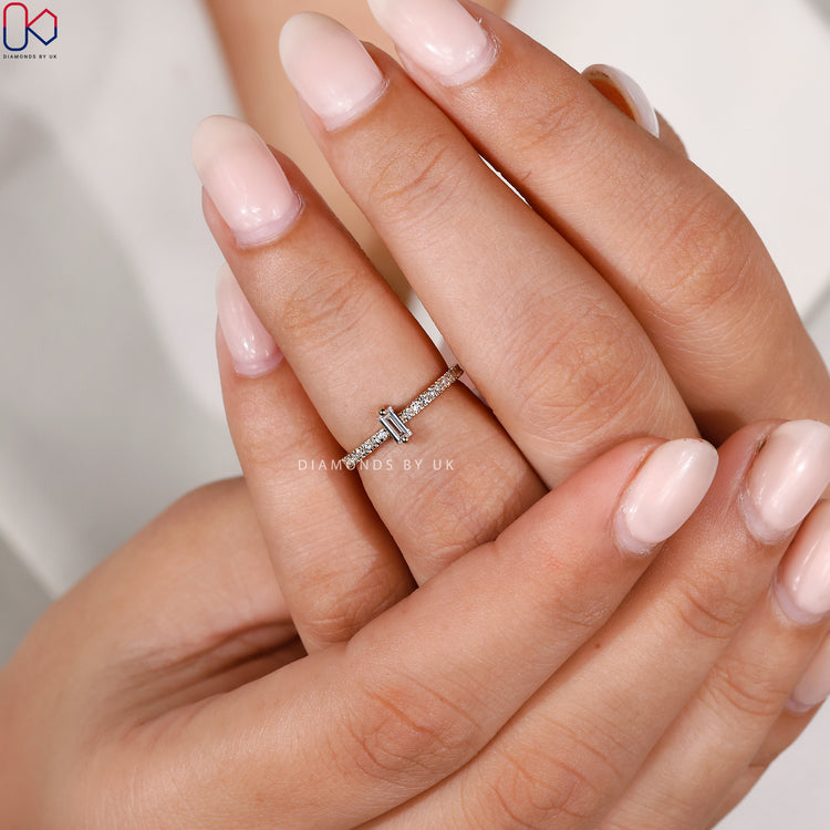 Prong setting band on a yellow gold wedding band.
