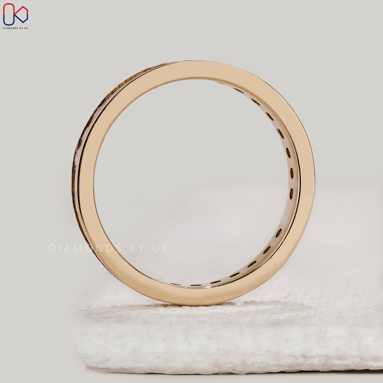 Handmade band with round diamonds.
