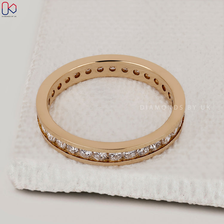 Diamondsbyuk band with channel set round diamonds.
