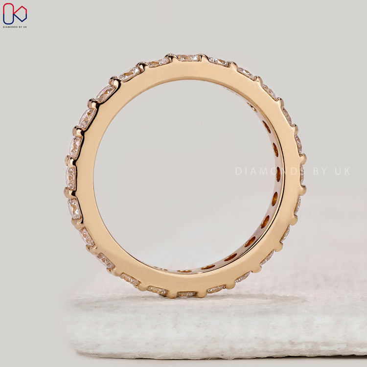 Handmade band with round diamonds.
