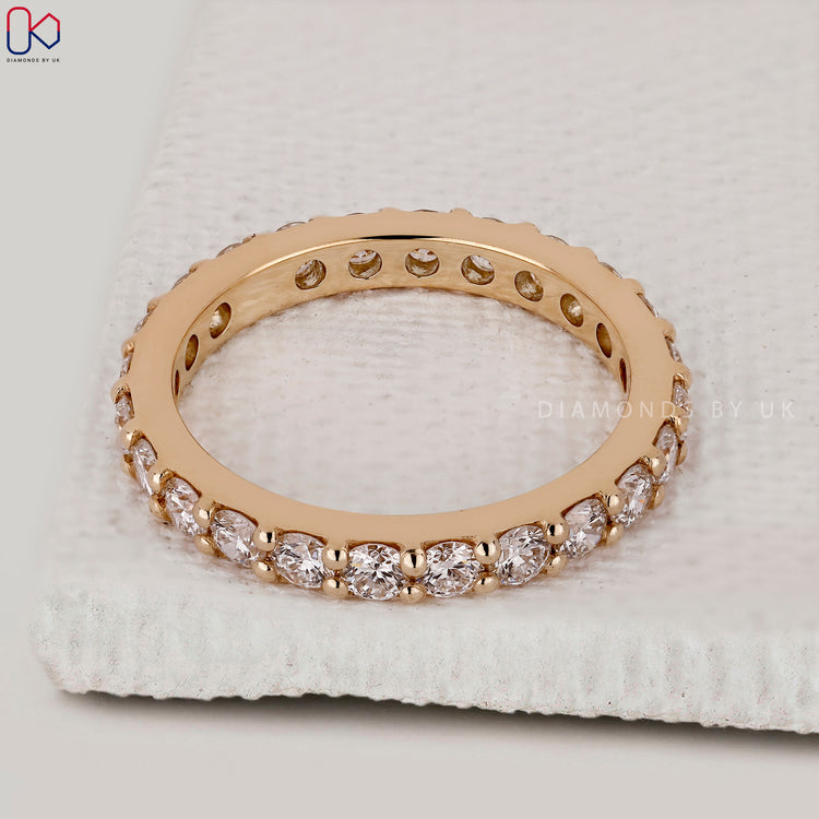 Diamondsbyuk band with round diamonds.
