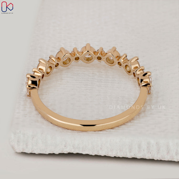 Diamondsbyuk band with round diamonds.
