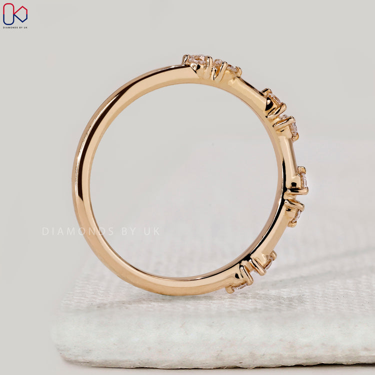 Diamondsbyuk band with round cut diamonds.
