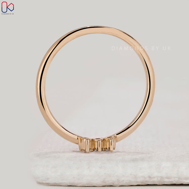 Diamondsbyuk band with round diamonds.
