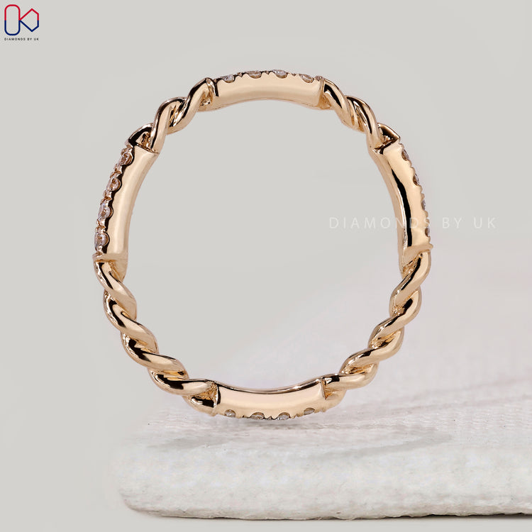 Diamondsbyuk band with twisted rope design.
