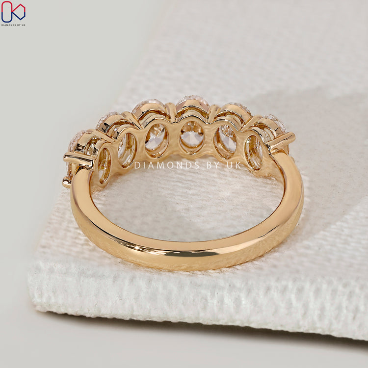 Six diamond wedding band with a minimalist layout in yellow gold.
