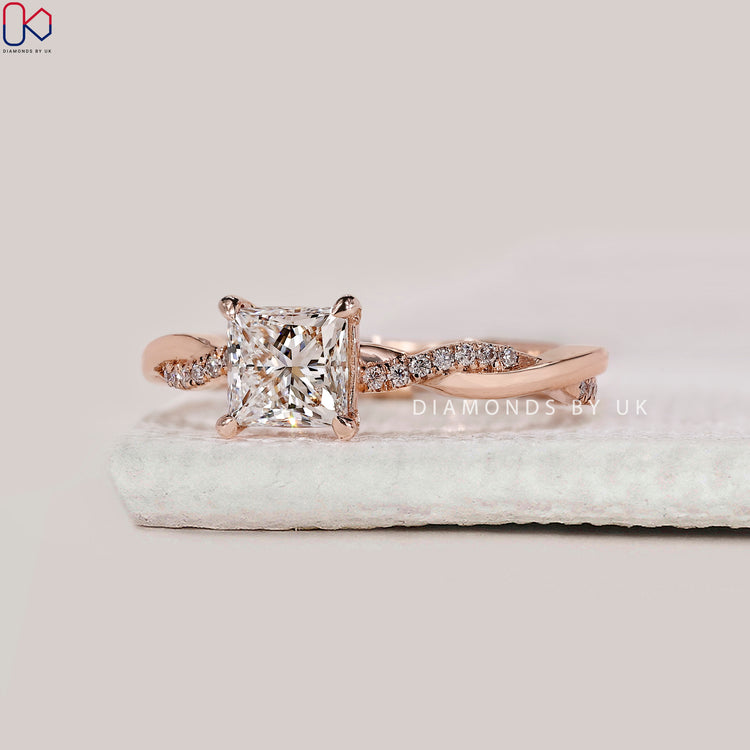 4 claw prong setting with rose gold band.
