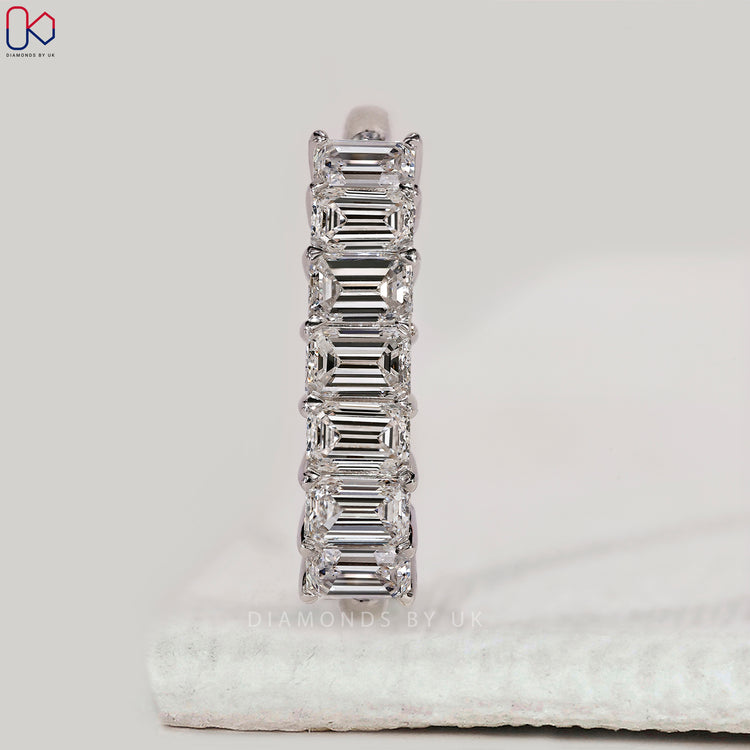 Buy wedding band in white gold.

